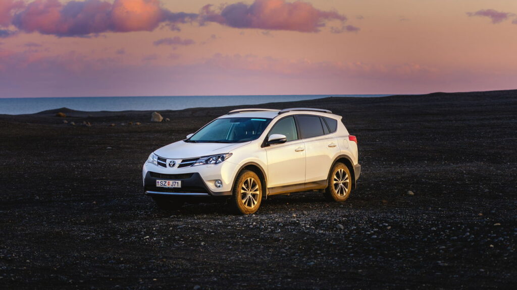 Popularidade dos SUVs 2025 cresce com versões híbridas e elétricas