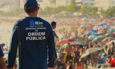 Policiais militares em operação de patrulhamento nas praias do Rio de Janeiro