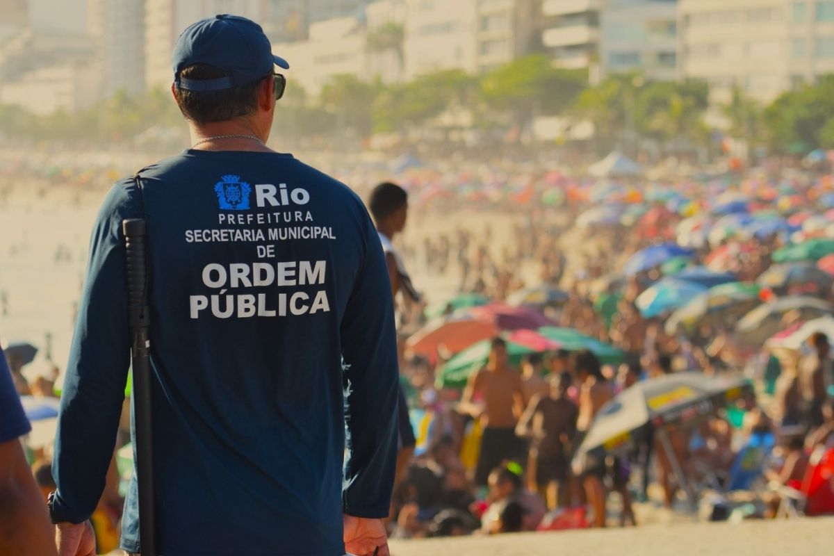 Policiais militares em operação de patrulhamento nas praias do Rio de Janeiro