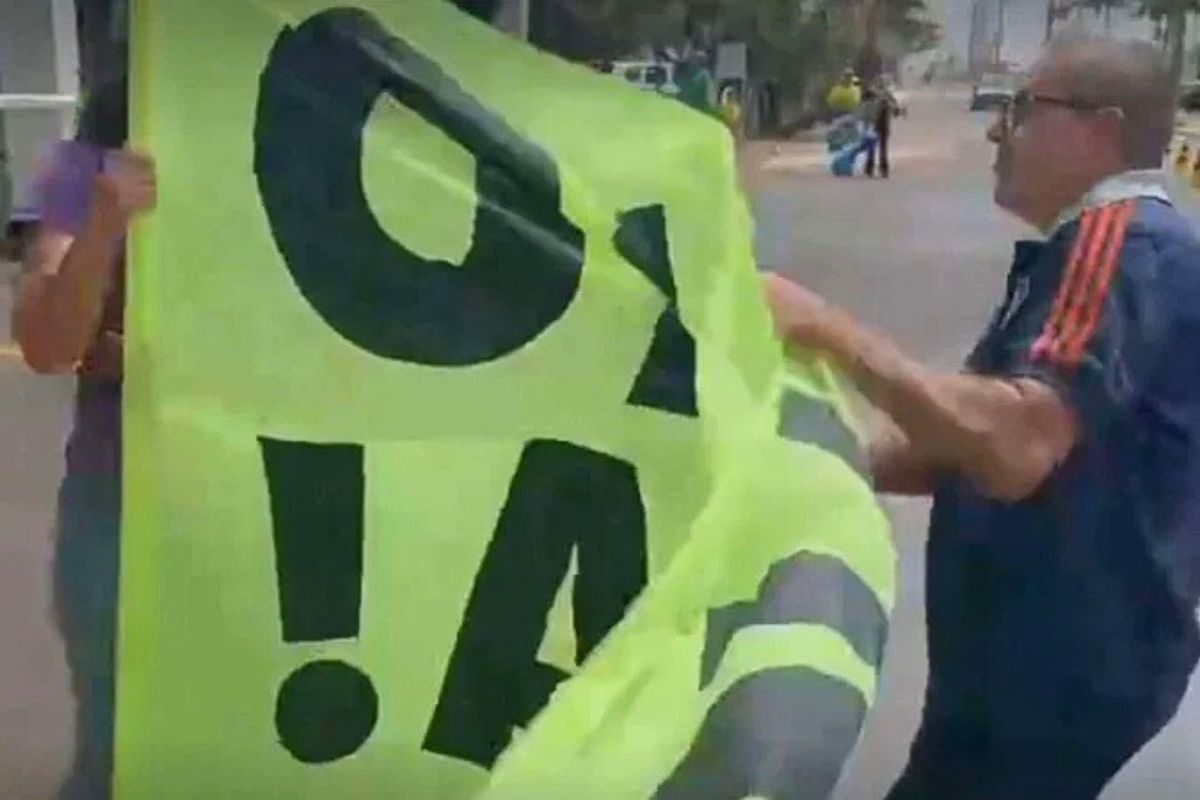 Confronto entre manifestantes e bolsonaristas em frente à casa de Bolsonaro