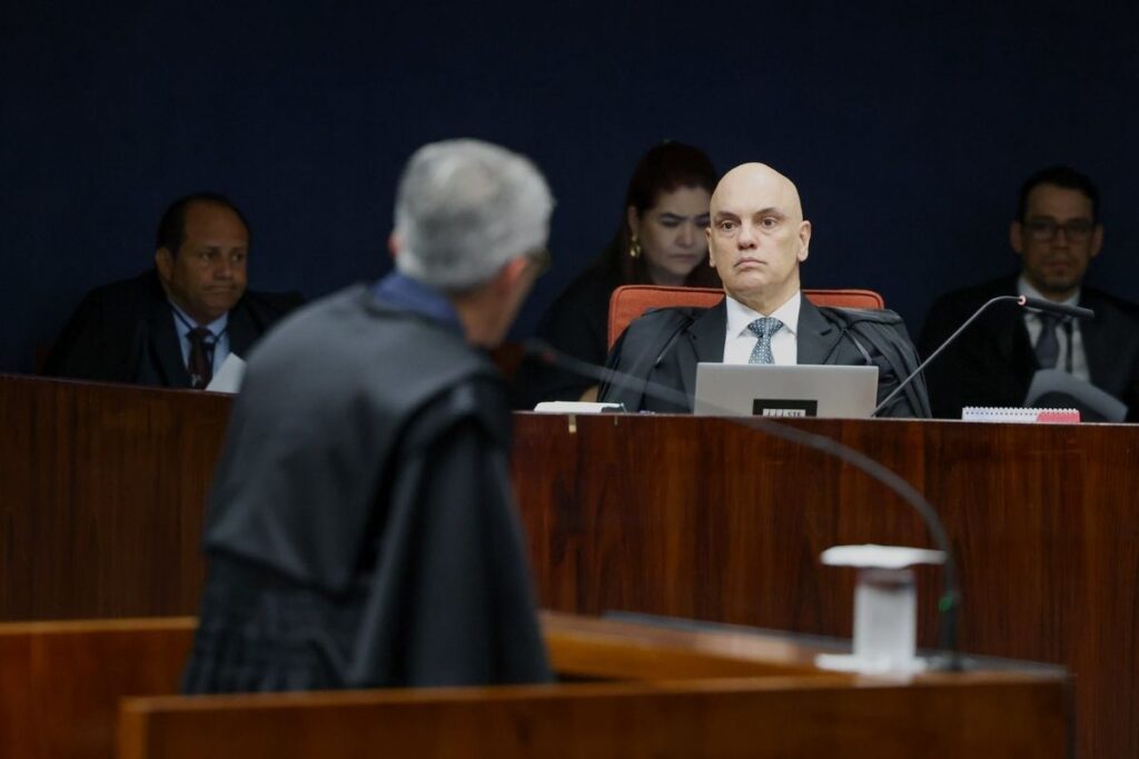 Alexandre de Moraes abre sessão de julgamento de Bolsonaro em primeiro dia no STF