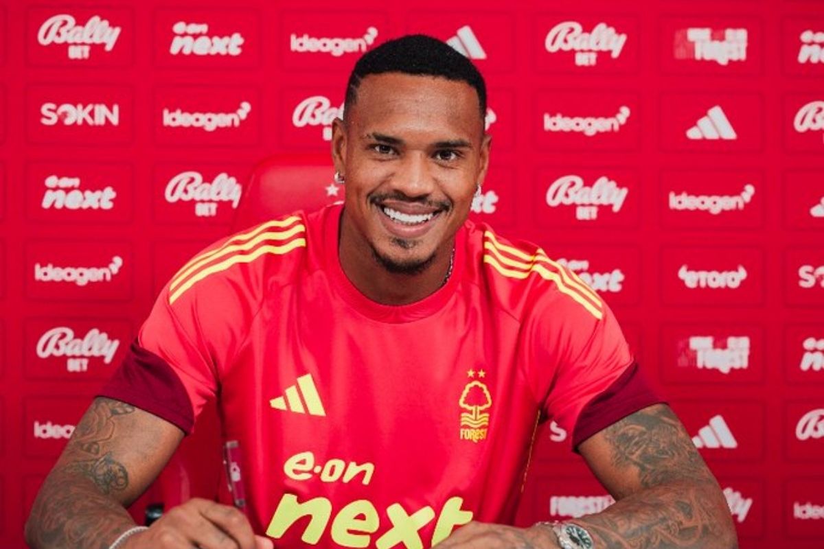 Goleiro John é apresentado no Nottinham Forest