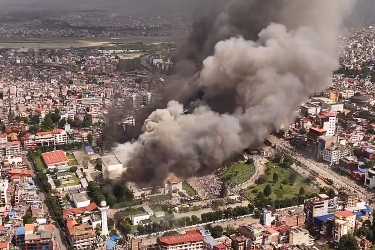 Esposa de ex-premiê do Nepal morre queimada em ataque durante protestos