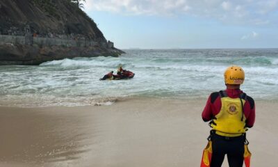 Bombeiros realizam buscas na Praia do Leme por adolescentes desaparecidos