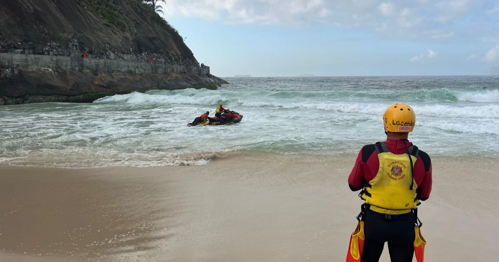 Bombeiros realizam buscas na Praia do Leme por adolescentes desaparecidos