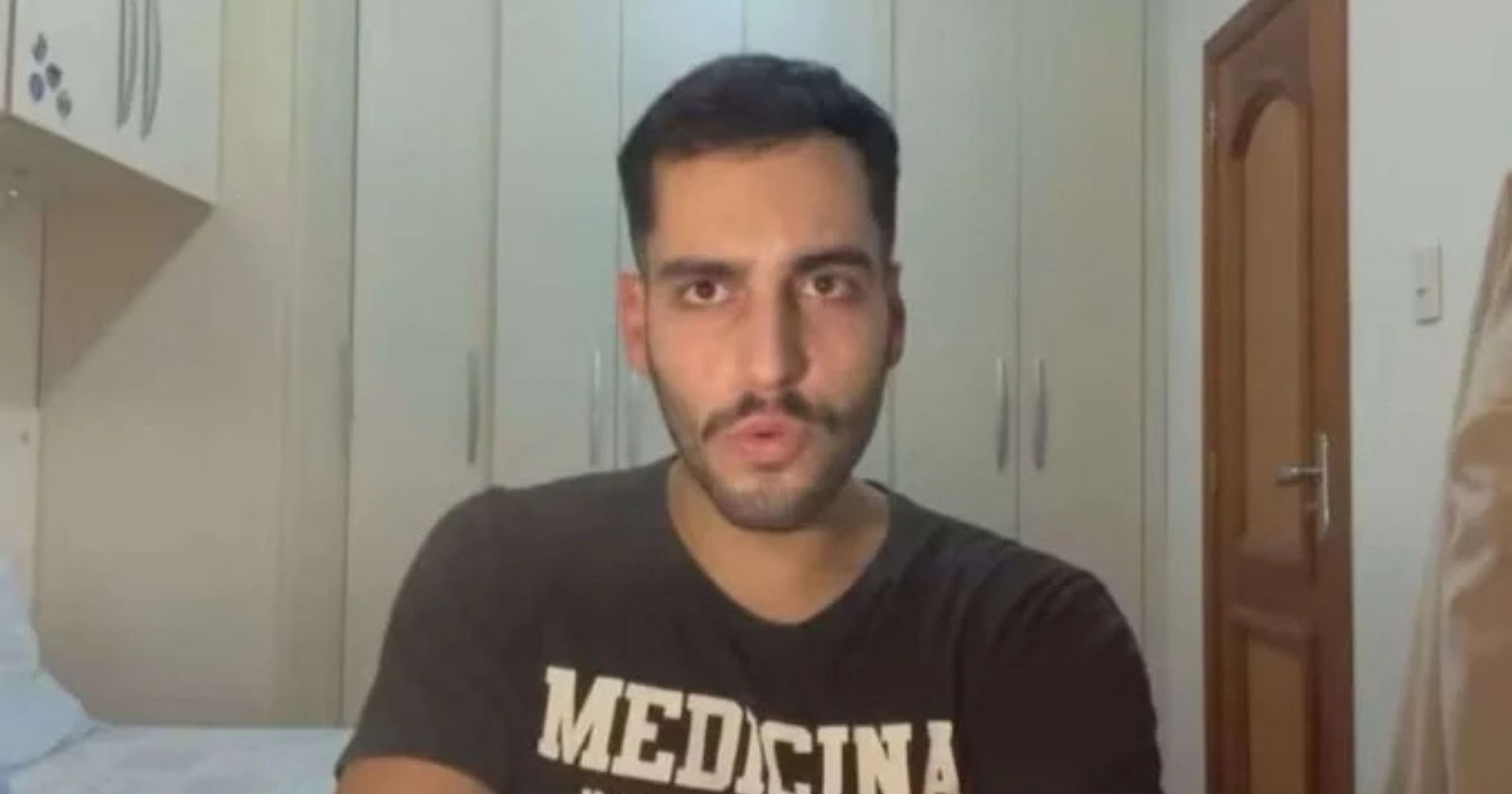 Estudante de medicina descobre que "está morto" após tentar se vacinar