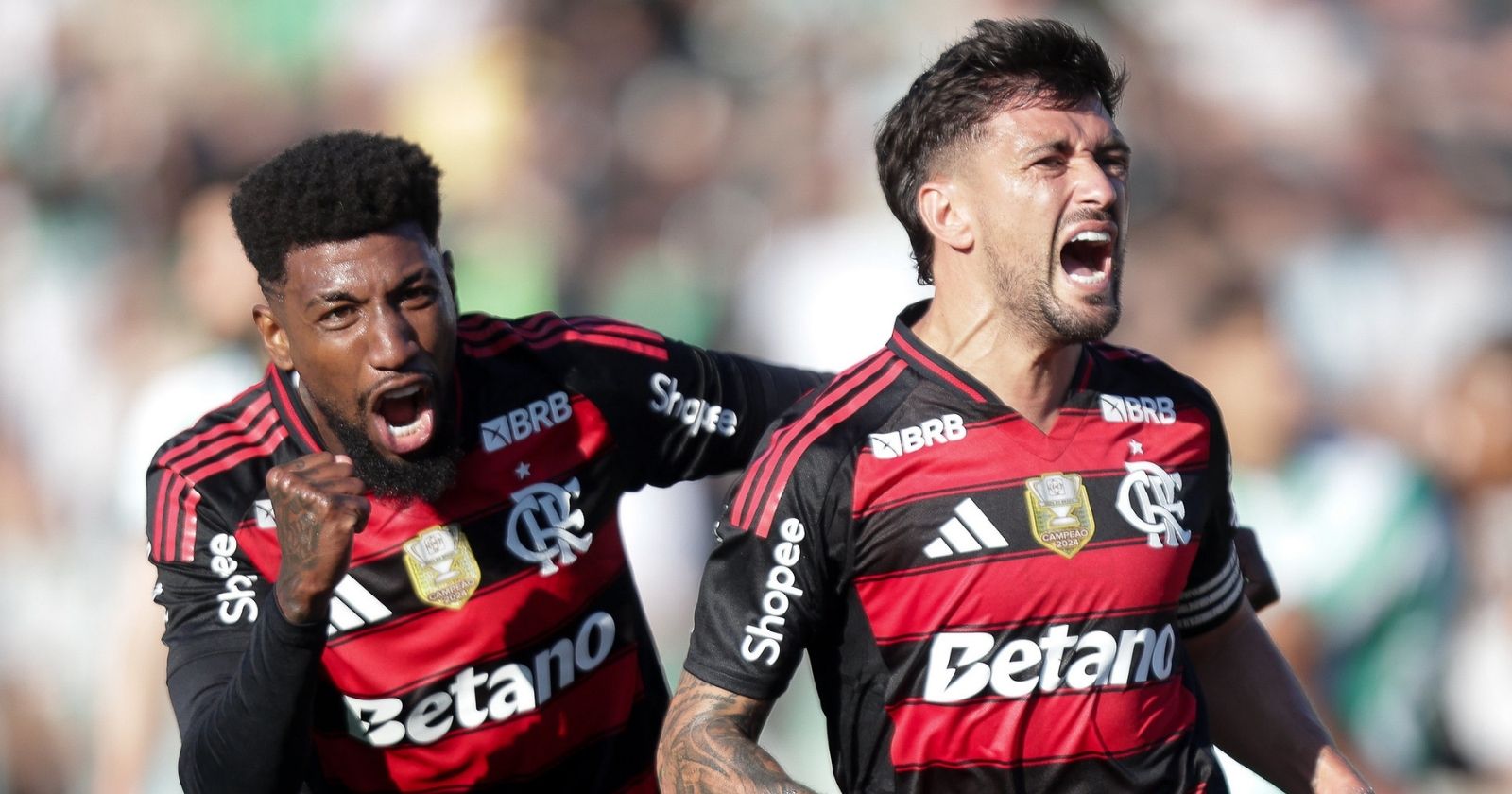 Arrascaeta comemorando gol com Emerson Royal. Foto: Gilvan de Souza/Flamengo