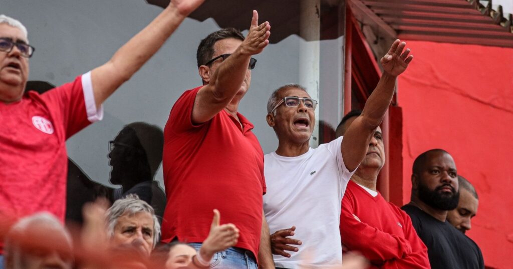 Romário na arquibancada do Estádio Giulite Coutinho.  Foto: João Carlos Gomes/America.