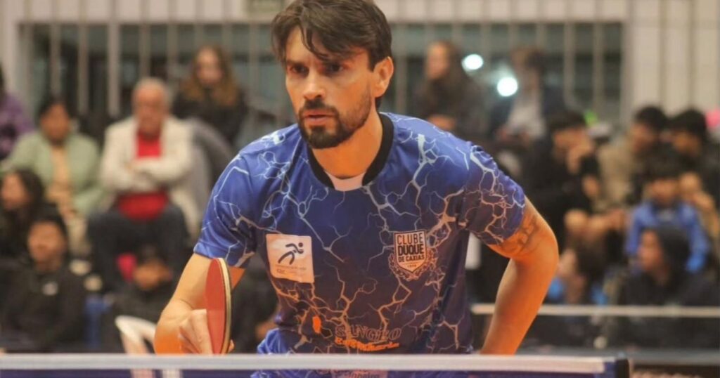 Rodrigo Pimpão jogando tênis de mesa. Foto: Reprodução/Instagram