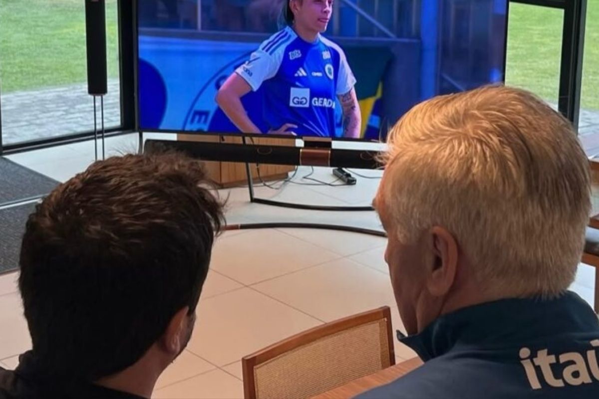 Ancelotti e Arthur Elias assistindo final do Brasileirão Feminino