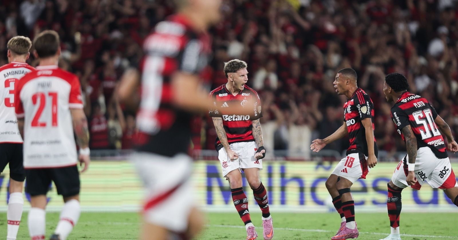 Varela comemorando gol pelo Flamengo. Foto: Gilvan de Souza/Flamengo
