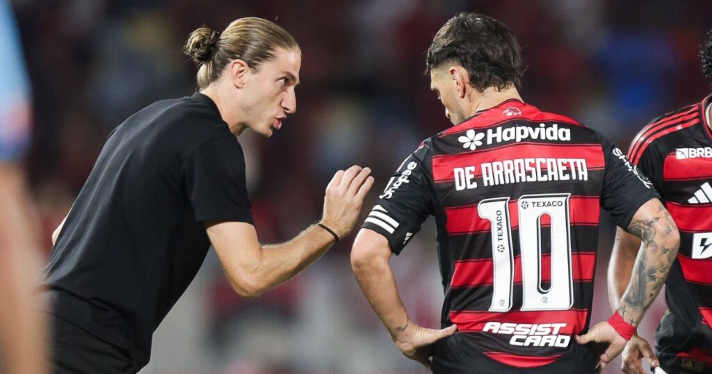 Filipe Luiz e Arrascaeta a beira do campo. Foto: Gilvan de Souza/Flamengo