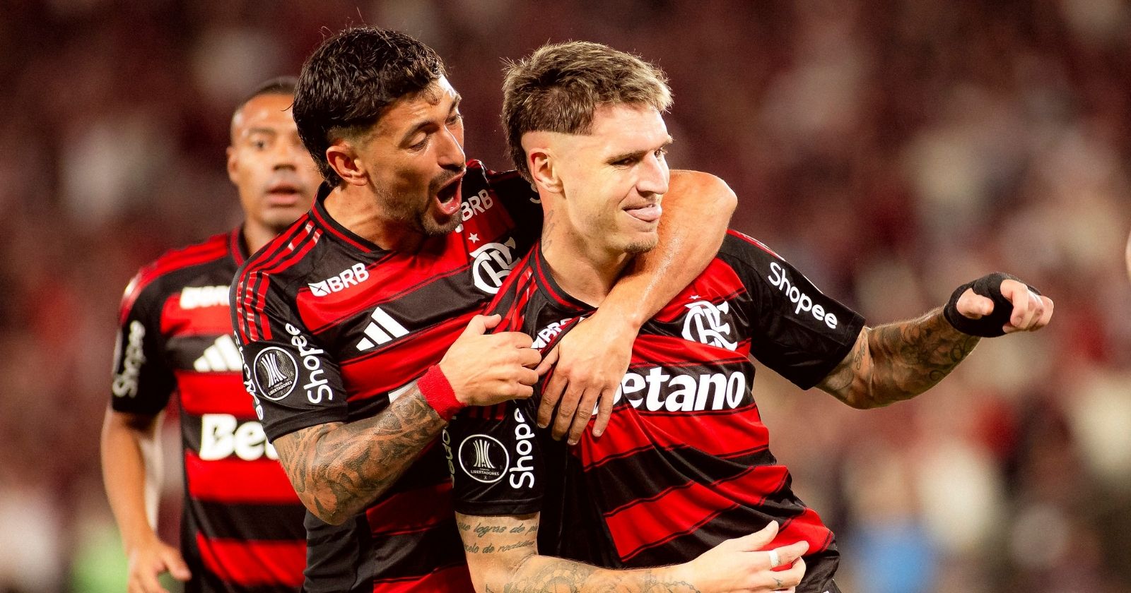 Arrascaeta comemorando gol com Varela.