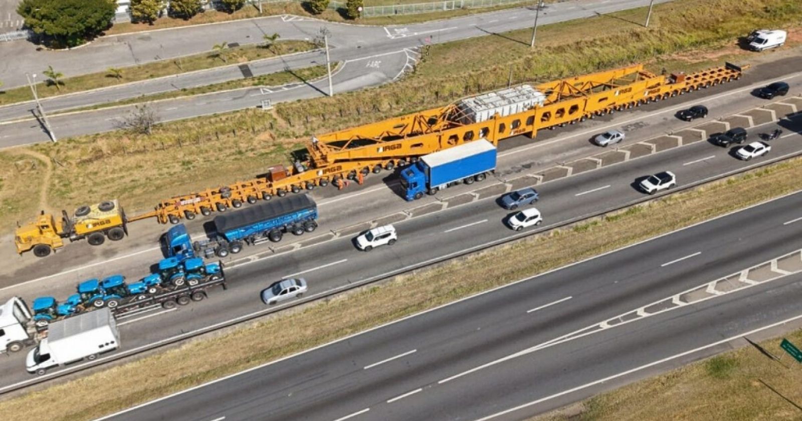 Mega carreta de 800 toneladas atravessa a Serra das Araras pela Via Dutra