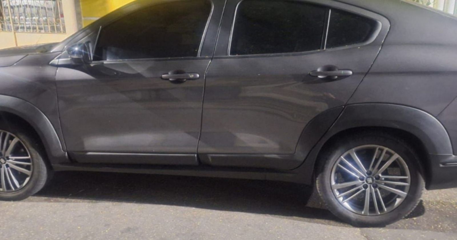 Carro de aplicativo roubado na Avenida Brasil com família e criança a bordo