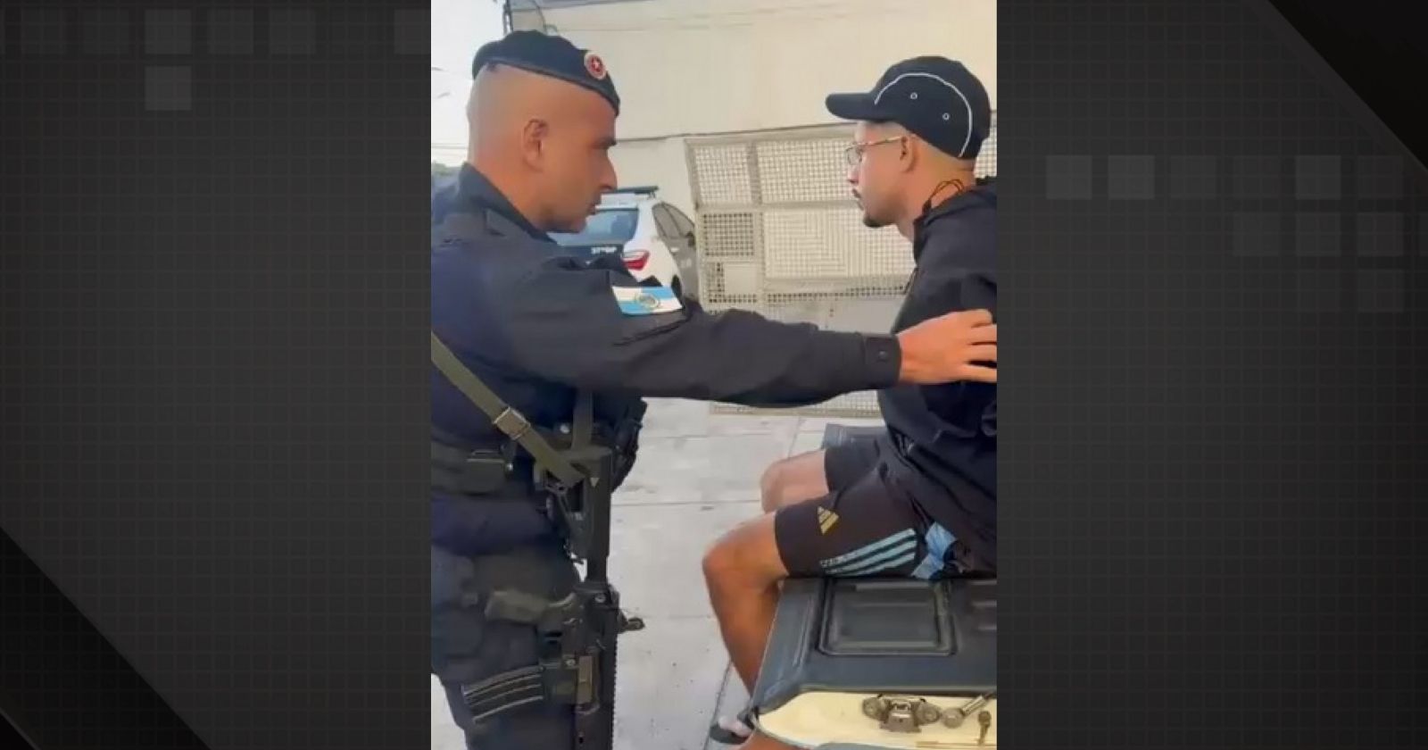 PM encontrou fotos de 'Botafogo' com fuzil e ao lado de traficantes no celular dele