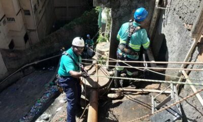 Técnicos da Águas do Rio usam rapel em obras de saneamento