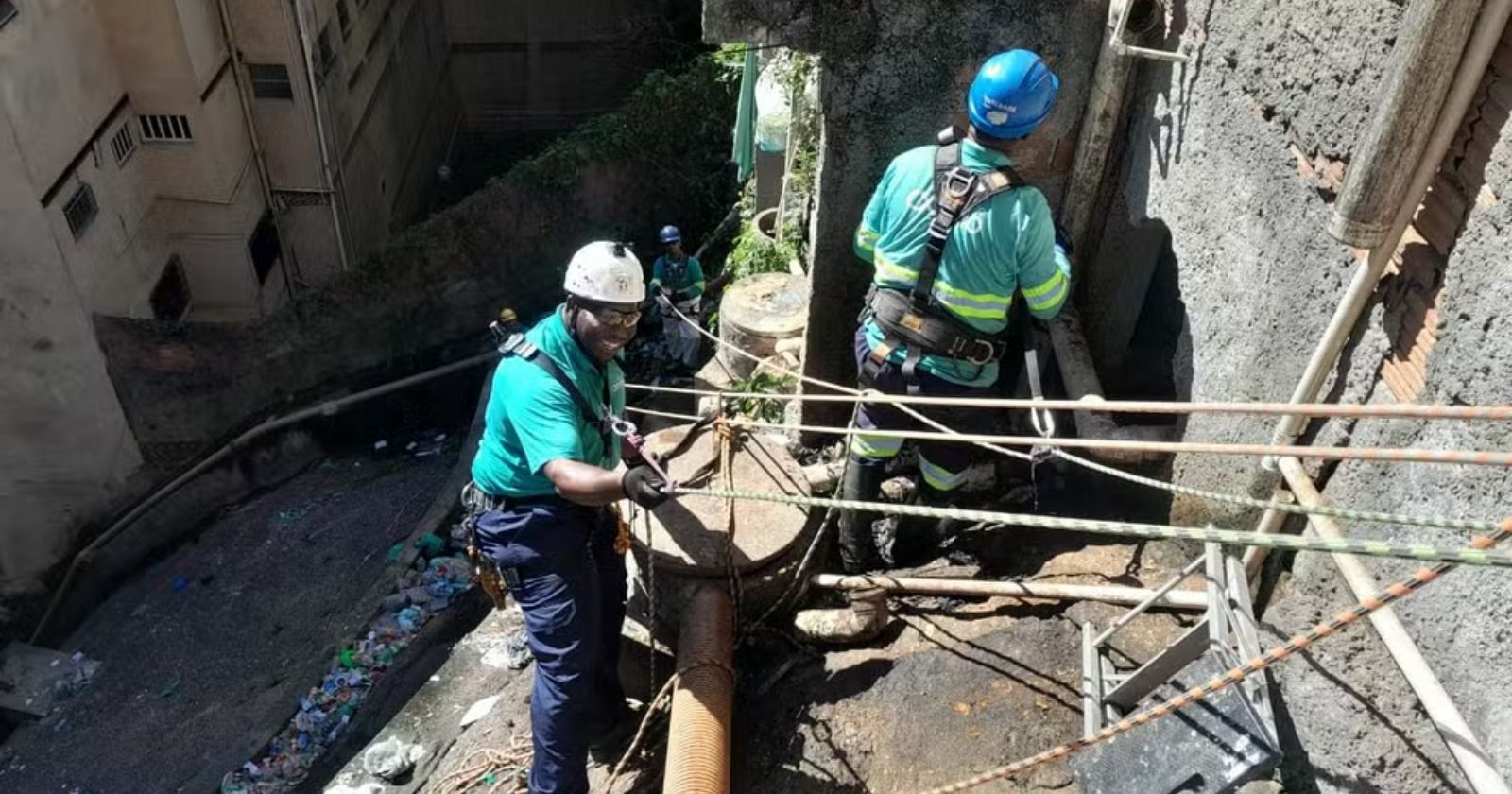 Técnicos da Águas do Rio usam rapel em obras de saneamento