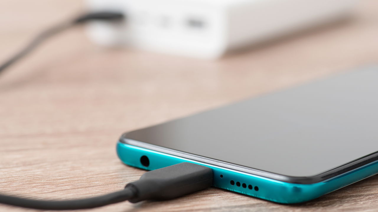 Esse cabo carrega celular e transfere arquivos 10x mais rápido