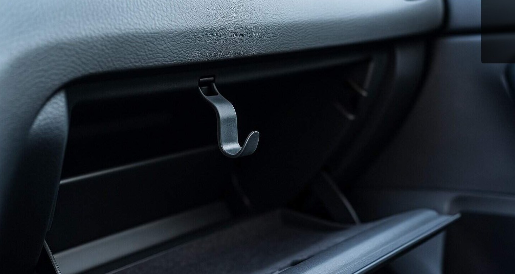 O detalhe escondido no porta-luvas que traz mais segurança ao carro