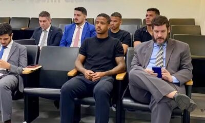 A STJD libera jogadores banidos por manipulação e reacende o debate sobre integridade no esporte. Dois anos e dois meses depois de serem eliminados do futebol, Ygor Catatau, Gabriel Tota e Romário, pivô da Operação Penalidade Máxima, estão oficialmente reabilitados e prontos para retomar suas carreiras. Decisão histórica do STJD A decisão foi tomada de forma unânime pelo Pleno do Superior Tribunal de Justiça Desportiva (STJD) na manhã desta sexta-feira, no Rio de Janeiro. Os três jogadores compareceram pessoalmente à sede do tribunal e tiveram seus pedidos de reabilitação aceitos após comprovação do pagamento de multas, apresentação de declarações de idoneidade e comprovação de atividade profissional fora do futebol. Quem são os atletas liberados Ygor Catatau, ex-Vasco e Sepahan-IR, Gabriel Tota, ex-Juventude e Ypiranga-RS, e Romário, ex-Vila Nova, foram os principais nomes envolvidos na investigação. Romário, inclusive, foi peça central para que a operação viesse à tona, já que aceitou R$ 150 mil para cometer um pênalti em jogo da Série B de 2022. Operação Penalidade Máxima A Operação Penalidade Máxima, conduzida pelo Ministério Público de Goiás, investigou um amplo esquema de manipulação de resultados para apostas esportivas. Ao todo, 16 pessoas se tornaram rés, incluindo sete atletas. O caso gerou um alerta sobre a vulnerabilidade do futebol brasileiro a esse tipo de crime. Impacto no futebol e mercado A liberação dos jogadores pode movimentar o mercado de transferências, já que clubes da Série B e até da Série A podem se interessar por reforços com experiência. No entanto, a volta dos atletas também gera polêmica: parte da torcida e de dirigentes defende punições mais rígidas para casos de manipulação. Repercussão no meio esportivo Dirigentes e torcedores se dividem. Alguns acreditam que a decisão do STJD mostra que o sistema jurídico esportivo funciona e oferece uma segunda chance. Outros apontam que os atletas mancharam a imagem do futebol e que sua volta pode enviar uma mensagem perigosa a novos jogadores. O que esperar daqui para frente Agora reabilitados, os jogadores buscam recolocação no mercado. Segundo especialistas, clubes interessados precisarão avaliar não apenas o desempenho em campo, mas também o impacto de imagem ao contratar atletas envolvidos em escândalos passados. Integridade esportiva em pauta O episódio reforça a necessidade de mecanismos mais fortes de prevenção à manipulação de resultados no Brasil. Programas de educação para atletas e sistemas de monitoramento de apostas devem ganhar mais atenção da CBF e das federações regionais.