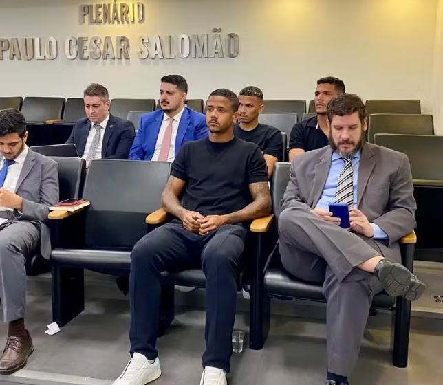 A STJD libera jogadores banidos por manipulação e reacende o debate sobre integridade no esporte. Dois anos e dois meses depois de serem eliminados do futebol, Ygor Catatau, Gabriel Tota e Romário, pivô da Operação Penalidade Máxima, estão oficialmente reabilitados e prontos para retomar suas carreiras. Decisão histórica do STJD A decisão foi tomada de forma unânime pelo Pleno do Superior Tribunal de Justiça Desportiva (STJD) na manhã desta sexta-feira, no Rio de Janeiro. Os três jogadores compareceram pessoalmente à sede do tribunal e tiveram seus pedidos de reabilitação aceitos após comprovação do pagamento de multas, apresentação de declarações de idoneidade e comprovação de atividade profissional fora do futebol. Quem são os atletas liberados Ygor Catatau, ex-Vasco e Sepahan-IR, Gabriel Tota, ex-Juventude e Ypiranga-RS, e Romário, ex-Vila Nova, foram os principais nomes envolvidos na investigação. Romário, inclusive, foi peça central para que a operação viesse à tona, já que aceitou R$ 150 mil para cometer um pênalti em jogo da Série B de 2022. Operação Penalidade Máxima A Operação Penalidade Máxima, conduzida pelo Ministério Público de Goiás, investigou um amplo esquema de manipulação de resultados para apostas esportivas. Ao todo, 16 pessoas se tornaram rés, incluindo sete atletas. O caso gerou um alerta sobre a vulnerabilidade do futebol brasileiro a esse tipo de crime. Impacto no futebol e mercado A liberação dos jogadores pode movimentar o mercado de transferências, já que clubes da Série B e até da Série A podem se interessar por reforços com experiência. No entanto, a volta dos atletas também gera polêmica: parte da torcida e de dirigentes defende punições mais rígidas para casos de manipulação. Repercussão no meio esportivo Dirigentes e torcedores se dividem. Alguns acreditam que a decisão do STJD mostra que o sistema jurídico esportivo funciona e oferece uma segunda chance. Outros apontam que os atletas mancharam a imagem do futebol e que sua volta pode enviar uma mensagem perigosa a novos jogadores. O que esperar daqui para frente Agora reabilitados, os jogadores buscam recolocação no mercado. Segundo especialistas, clubes interessados precisarão avaliar não apenas o desempenho em campo, mas também o impacto de imagem ao contratar atletas envolvidos em escândalos passados. Integridade esportiva em pauta O episódio reforça a necessidade de mecanismos mais fortes de prevenção à manipulação de resultados no Brasil. Programas de educação para atletas e sistemas de monitoramento de apostas devem ganhar mais atenção da CBF e das federações regionais.