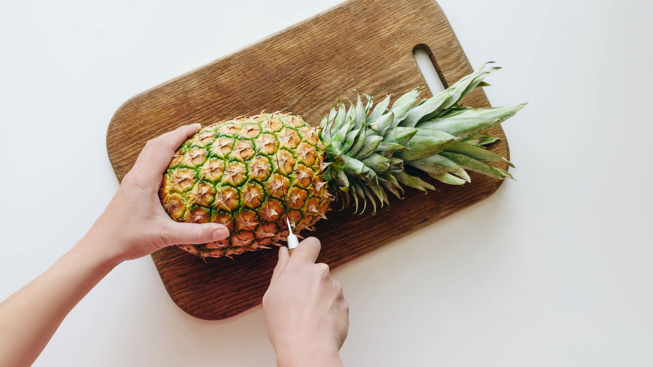 Aprender a fazer muda de abacaxi utilizando somente a coroa da fruta é um processo acessível e muito satisfatório, especialmente para quem gosta de cultivar plantas em casa