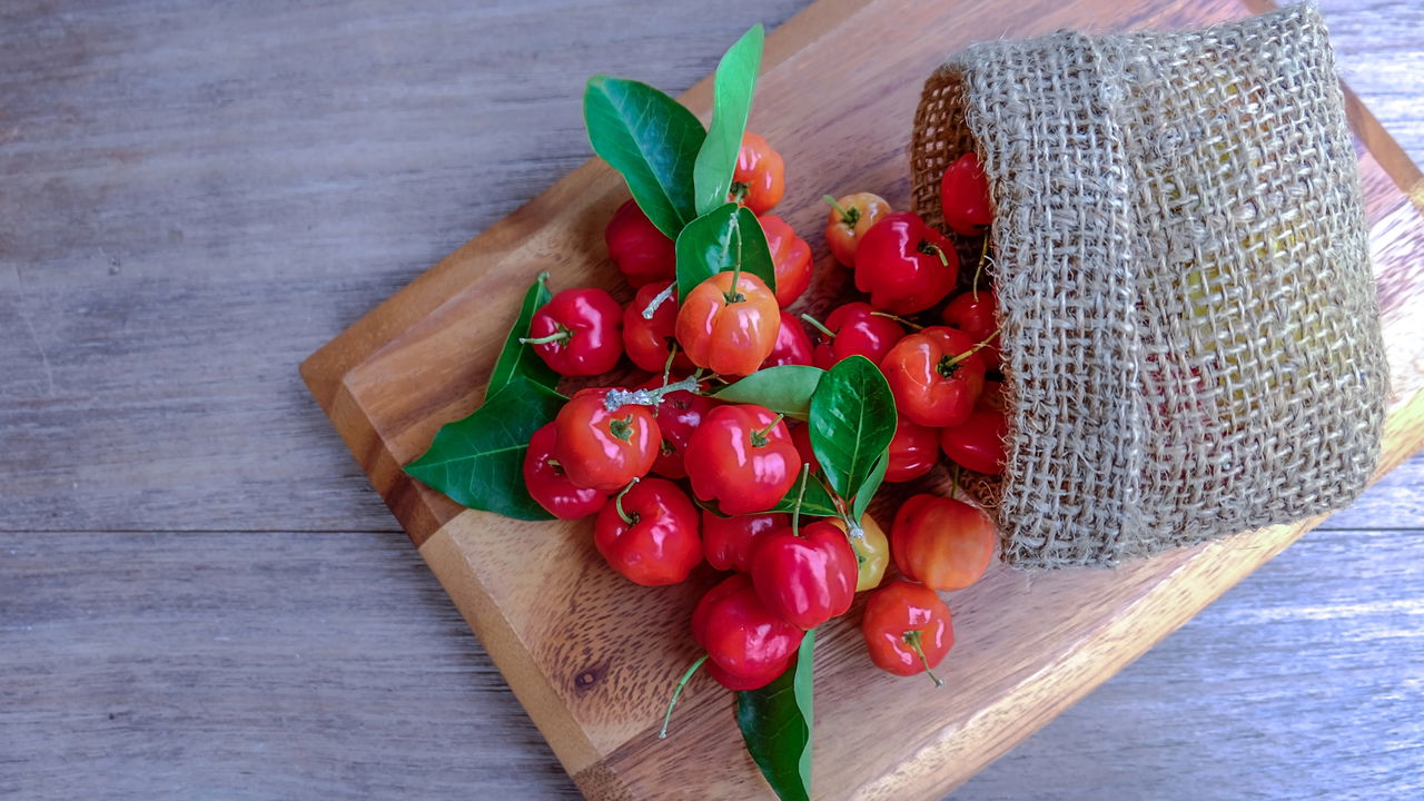 Você já pensou em cultivar acerola em casa e desfrutar dos benefícios dessa fruta rica em vitamina C