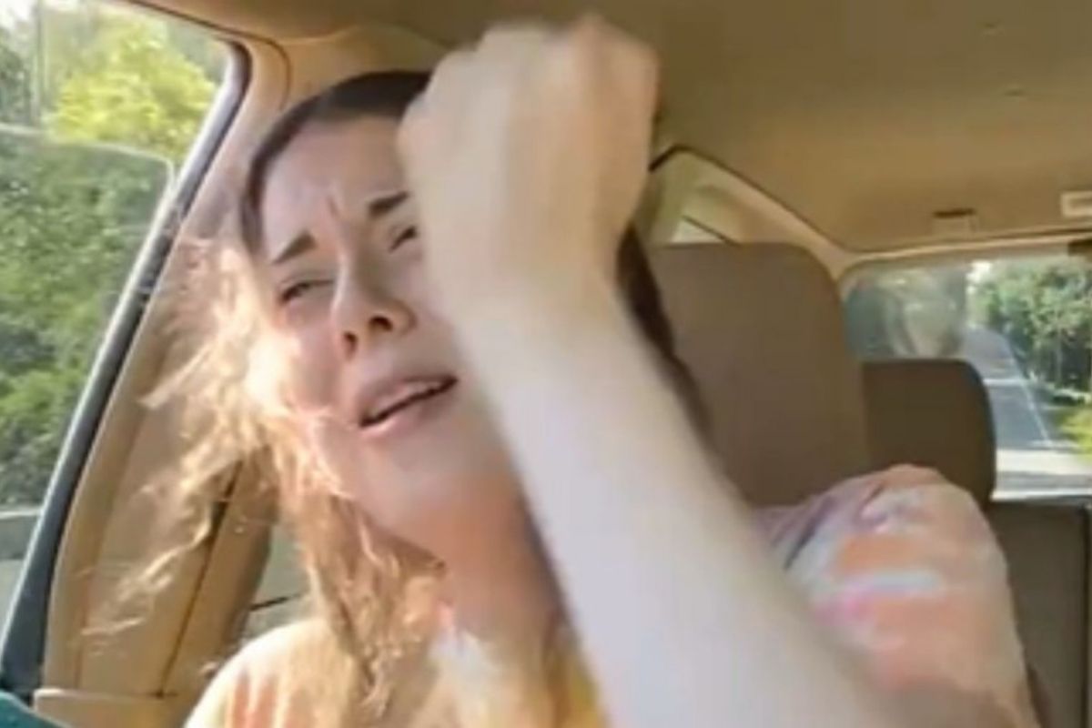 Motorista grava vídeo cantando e capota carro nos EUA