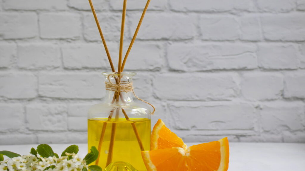 As cascas de laranja são muitas vezes negligenciadas e acabam indo direto para o lixo, mas seu potencial vai muito além do descarte