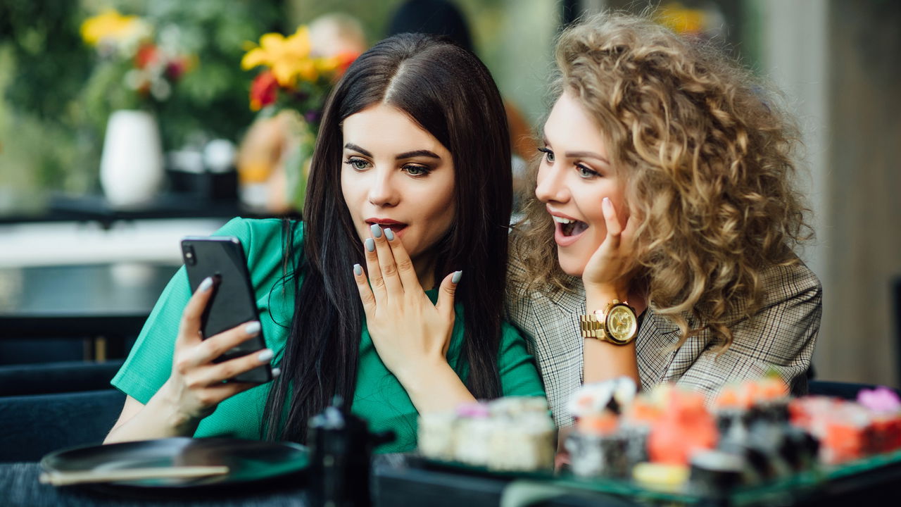 Você já deixou seu celular cair na água e ficou sem saber o que fazer para recuperá-lo? Felizmente, existe uma solução ao alcance da maioria das pessoas: o arroz cru