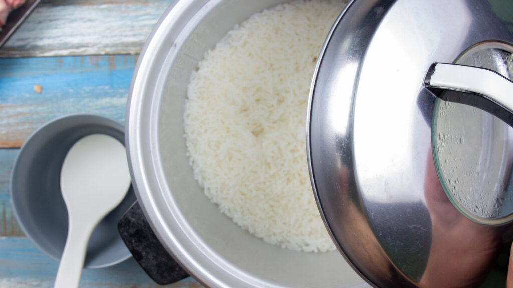 Preparar um arroz soltinho é uma habilidade apreciada na culinária do dia a dia, trazendo leveza e sabor à refeição.