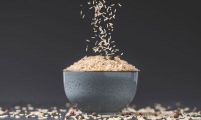 Você já se perguntou qual é o impacto de lavar arroz sem trocar a água