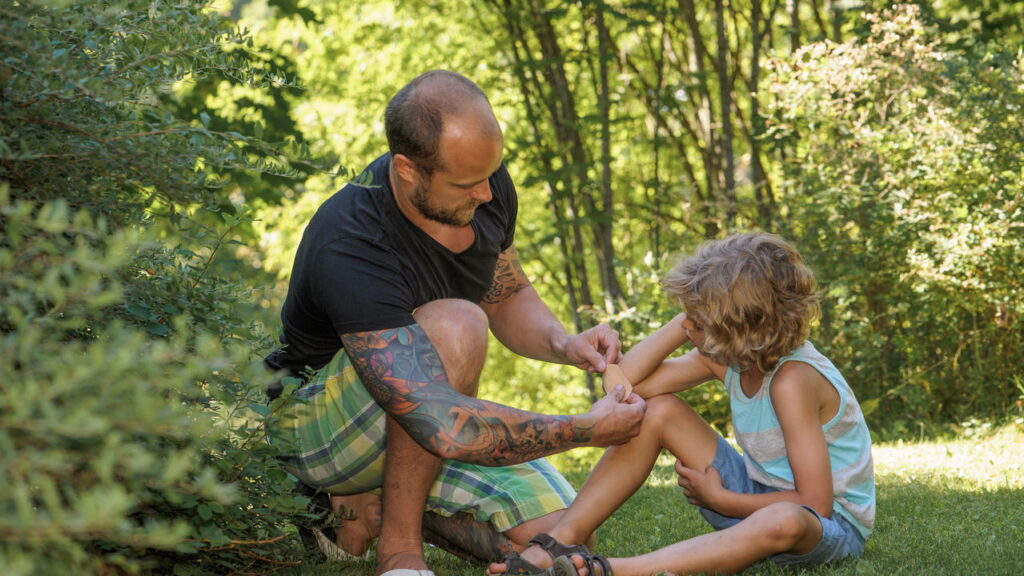 Escrever corretamente certos termos pode ser um desafio, principalmente quando tratamos de palavras de origem estrangeira amplamente utilizadas, como band-aid