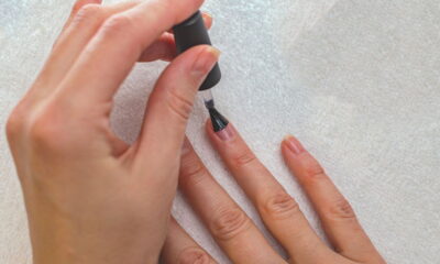 Pintar as unhas sem usar uma base fortalecedora pode comprometer diretamente a saúde, a resistência e a aparência delas