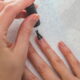Pintar as unhas sem usar uma base fortalecedora pode comprometer diretamente a saúde, a resistência e a aparência delas