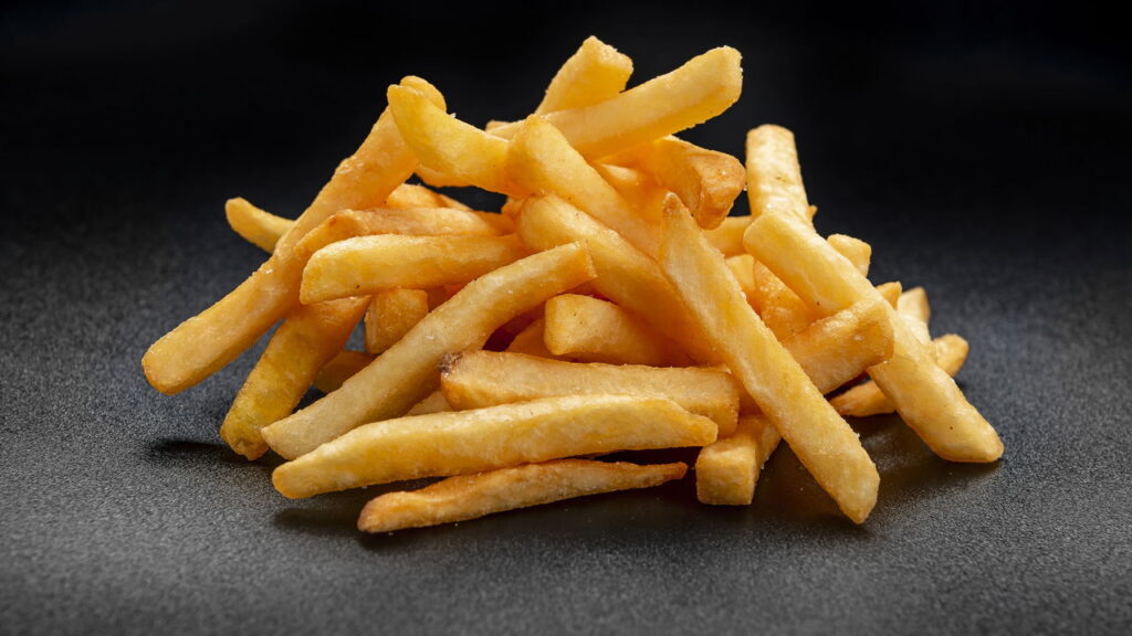 O segredo por trás da batata frita com calabresa que virou paixão nacional