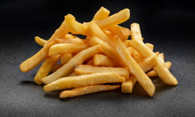 O segredo por trás da batata frita com calabresa que virou paixão nacional