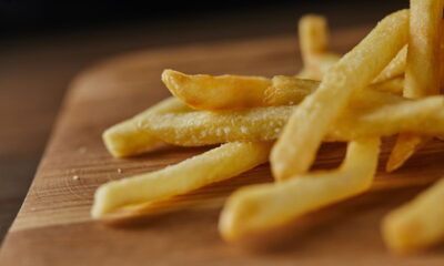 Como preparar batatas fritas com calabresa crocantes e cheias de sabor