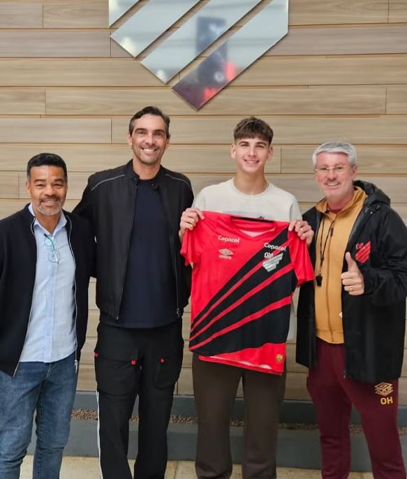 Filho de Giba se destaca no futebol e assina com o Athletico