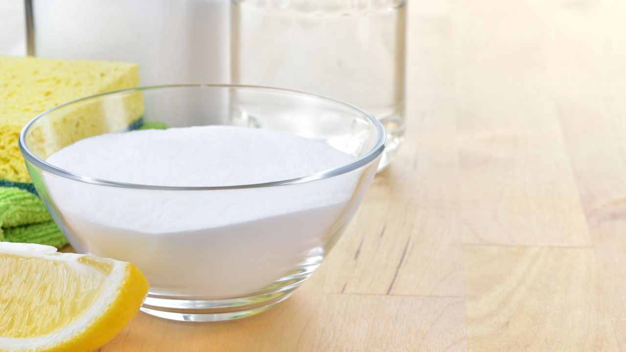 Eliminar mofo em armários é um desafio frequente em muitos lares, causado pela umidade e falta de ventilação, mas pode ser resolvido de maneira prática e econômica usando o bicarbonato de sódio