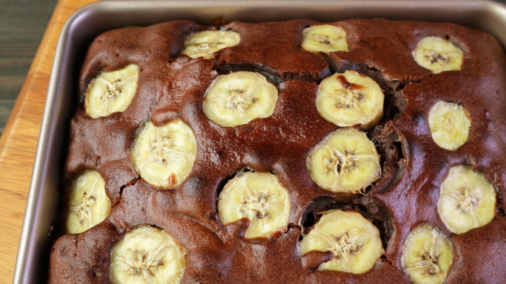 Receita de bolo de banana com três ingredientes, sem açúcar e rico em proteínas