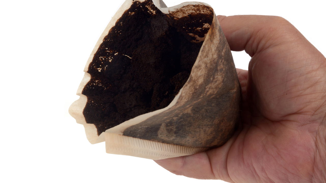 A borra de café é um ingrediente versátil e eficaz para diversas tarefas domésticas, incluindo a eliminação de odores. Utilizá-la na pia é uma solução sustentável, econômica e que contribui para o reaproveitamento de resíduos do dia a dia