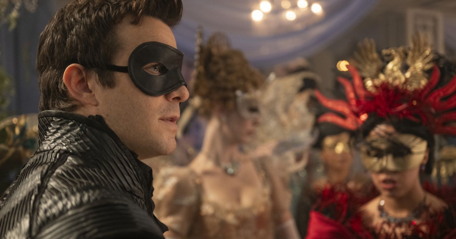 Benedict Bridgerton usa máscara preta em baile de máscaras da 4ª temporada