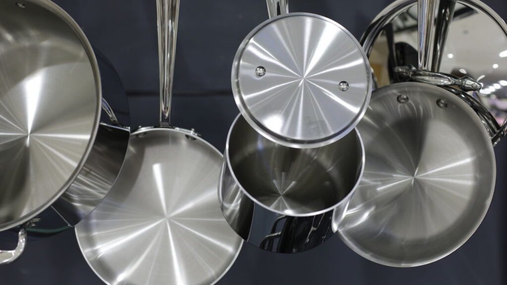 Panelas podem ganhar brilho com uso de cascas de cebola