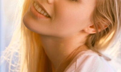 Você já percebeu que a cor do cabelo pode mudar de tom quando é exposto ao sol? Esse fenômeno é bastante comum e geralmente desperta curiosidade quanto à sua causa e possíveis riscos à saúde capilar