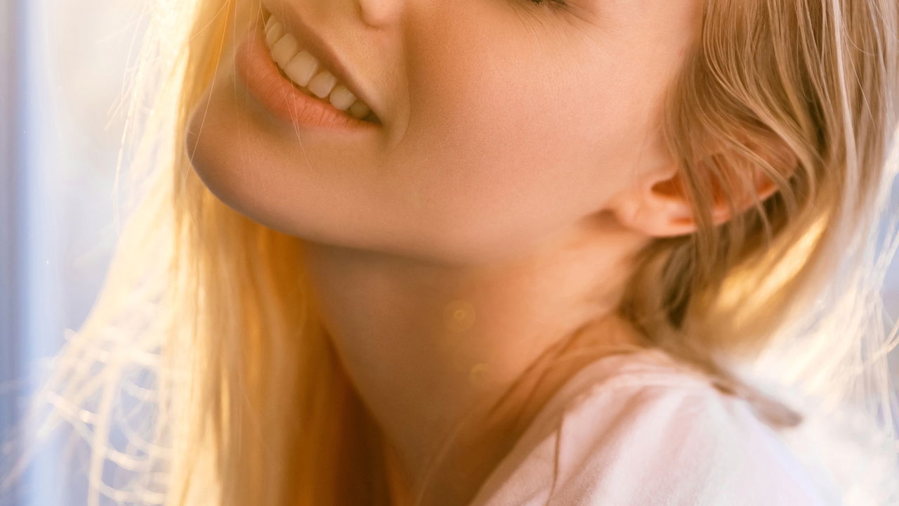 Você já percebeu que a cor do cabelo pode mudar de tom quando é exposto ao sol? Esse fenômeno é bastante comum e geralmente desperta curiosidade quanto à sua causa e possíveis riscos à saúde capilar