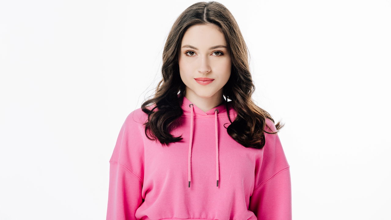 Se você já percebeu que seu cabelo castanho está adquirindo um tom avermelhado inesperado, saiba que essa mudança é bastante comum e pode ter diferentes causas