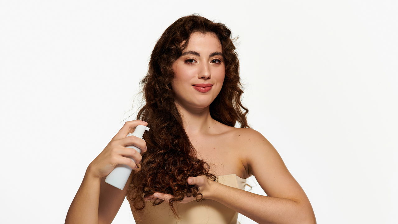 Transformar seu cabelo com um brilho de salão sem sair de casa é mais fácil do que você imagina