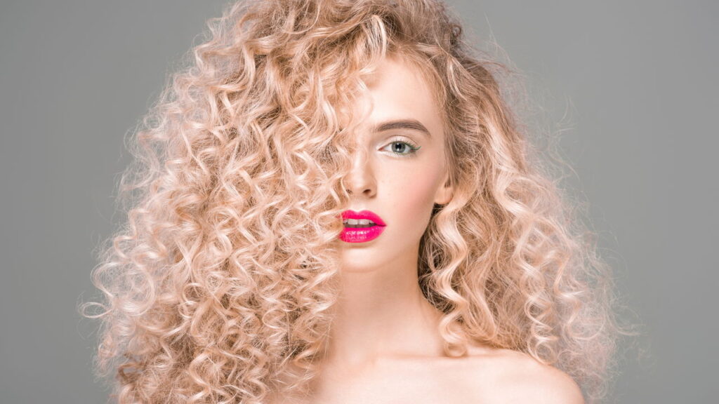 As ondas naturais continuam encantando gerações devido ao seu visual autêntico e descomplicado